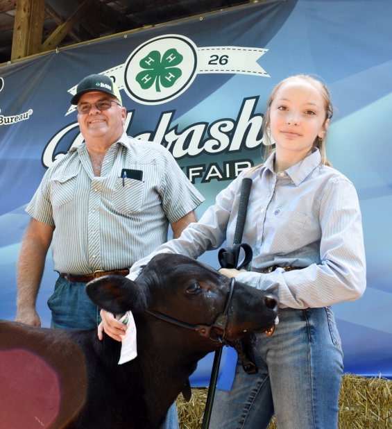 Aubrey Briggs of the Minnesota Midgets with a representative of buyer Hi Knoll Farms.