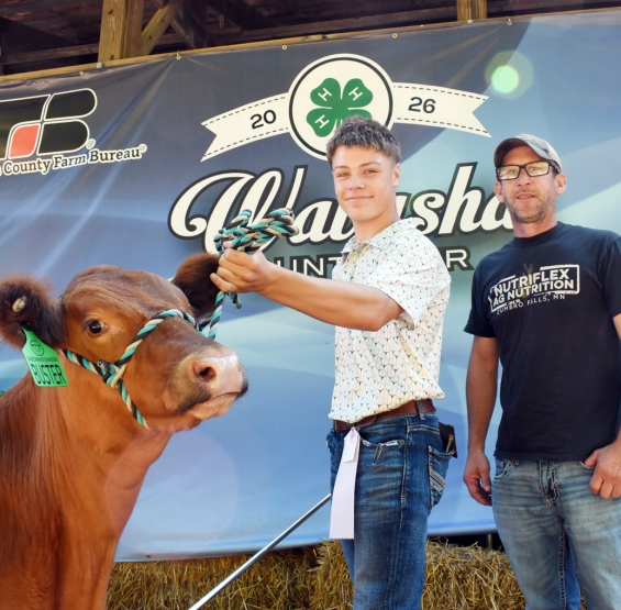 Parker Atkinson of the Gillford Golden Gophers with a representative of buyer Nutriflex Ag.